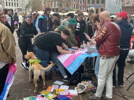Vlaggen, buttons en stickers worden uitgedeeld, en mensen schrijven teksten op de kilt van Elze.